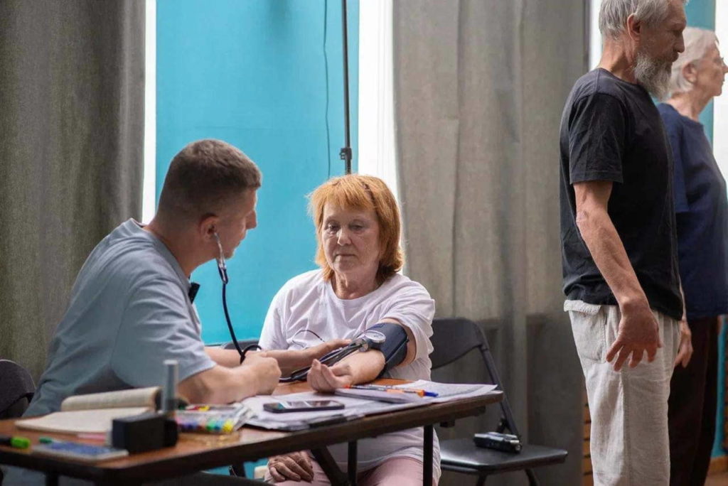 Доктор Файзуллин проводит занятие на очном практикуме по методу Бутейко в Москве в школе нормализации дыхания.