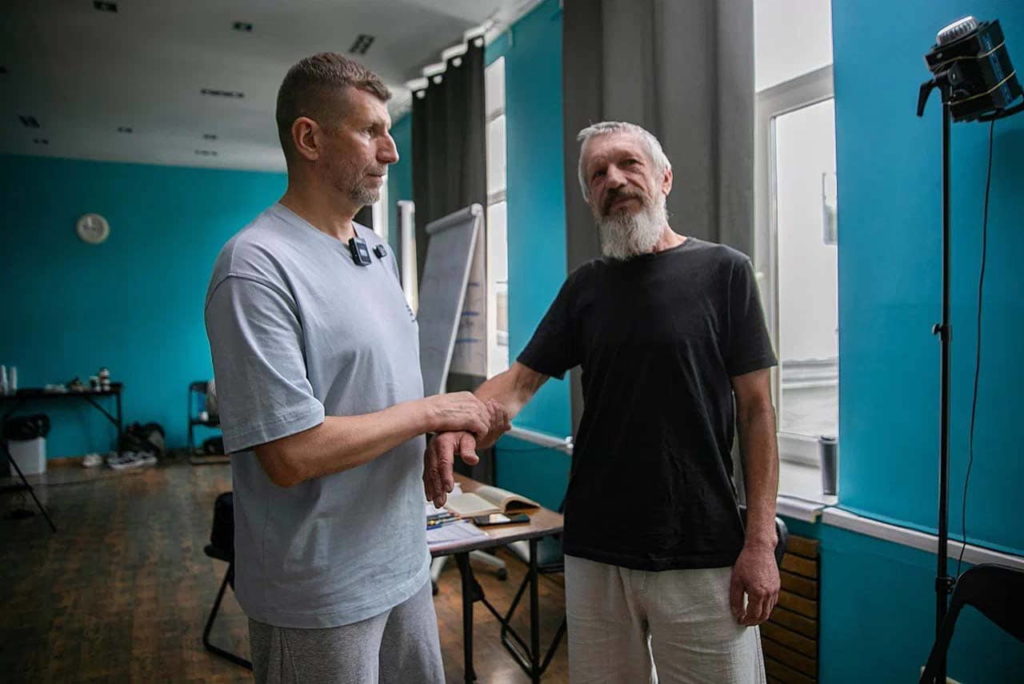 Денис Файзуллин проводит занятие с участником очного практикума по методу Бутейко в Москве в школе нормализации дыхания.