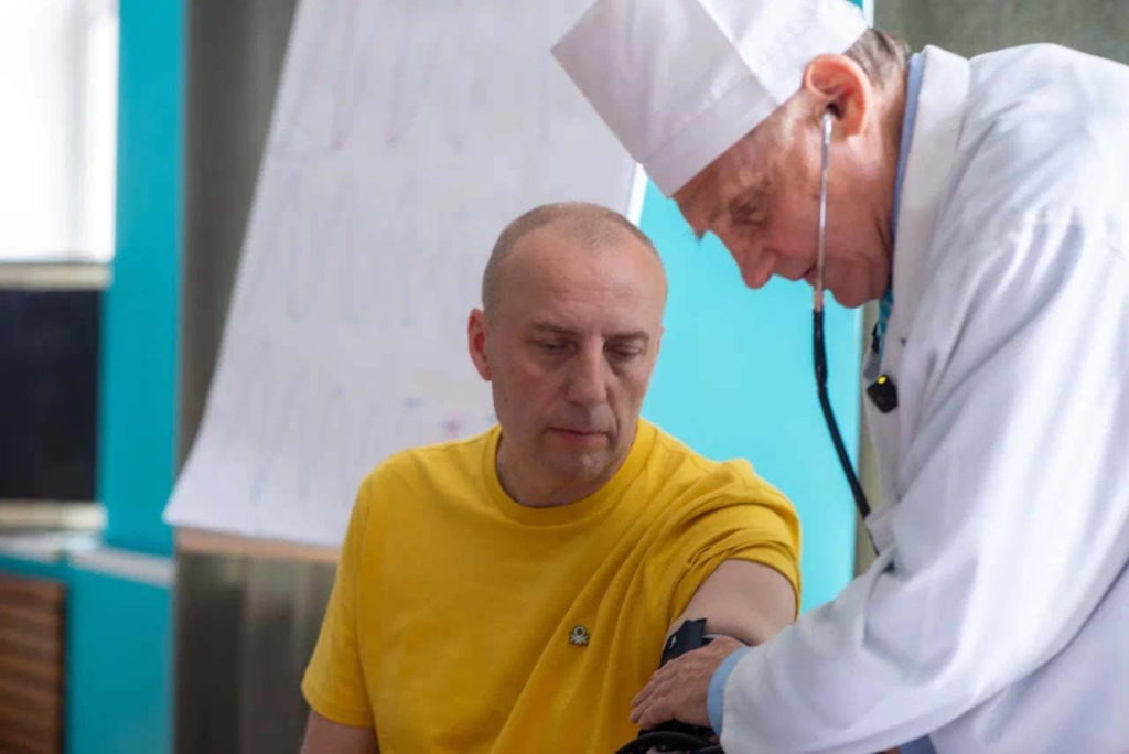 Александр Витальевич Горюнов проводит занятие с участником очного практикума по методу Бутейко в Москве.