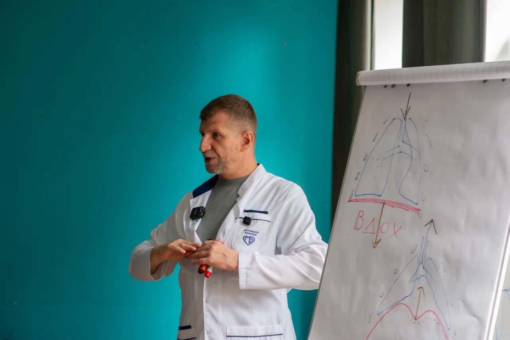 Денис Файзуллин читает лекцию на очном практикуме по методу Бутейко в Москве в школе нормализации дыхания.