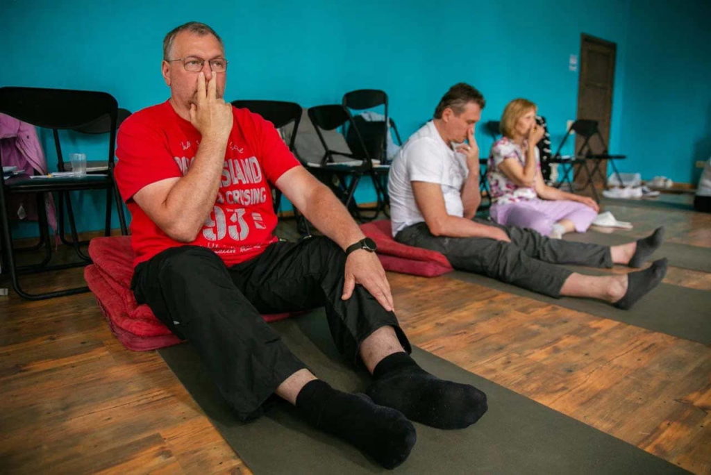 Одно из занятий очного практикума по методу Бутейко в Москве в школе нормализации дыхания доктора Дениса Файзуллина и Анны Кочетковой.