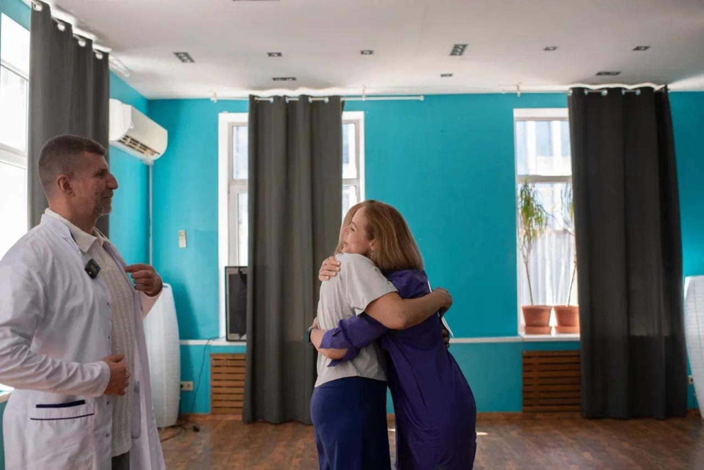 Благодарность участника очного практикума по методу Бутейко в Москве в школе нормализации дыхания доктора Дениса Файзуллина и Анны Кочетковой принимает Татьяна Ломарева. На фото так же Денис Файзуллин.